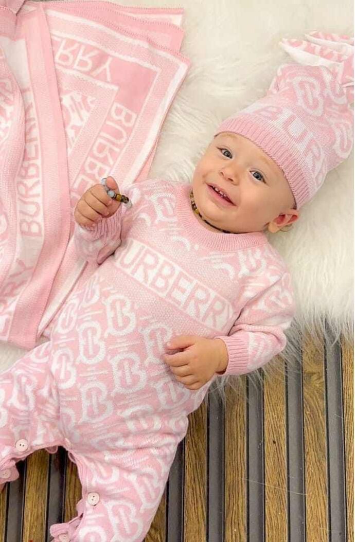 ⁦Ensemble bébé Burberry 3 pièces  :  Grenouillère + Bonnet + Plaid⁩ - الصورة ⁦3⁩