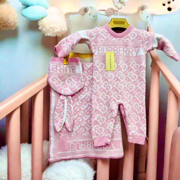 Ensemble bébé Burberry 3 pièces  :  Grenouillère + Bonnet + Plaid